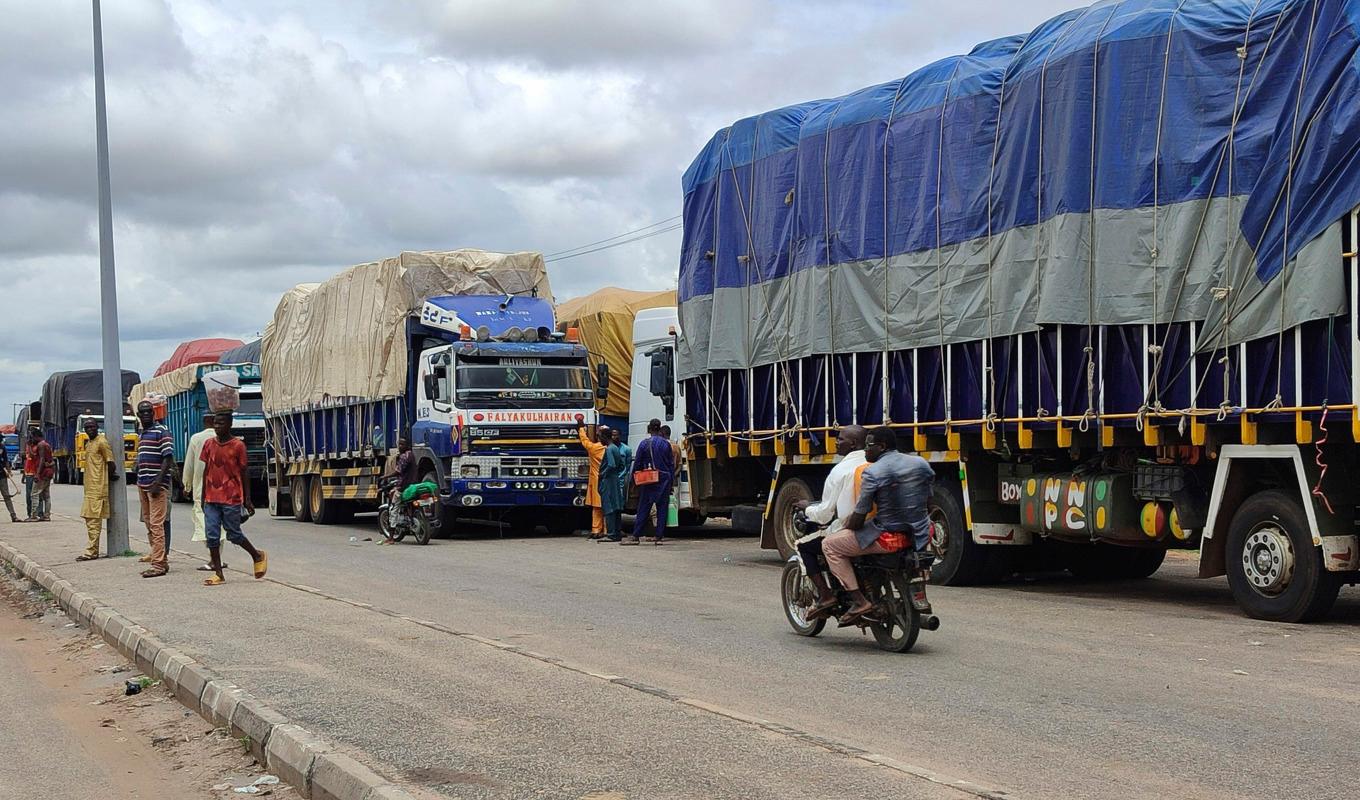 Lastbilar med gods som fastnat vid gränsen mellan Nigeria och Niger, sedan sanktioner från de västafrikanska grannarna stoppat importen. Arkivbild från augusti. Foto: Mohammed Babangida/AP/TT
