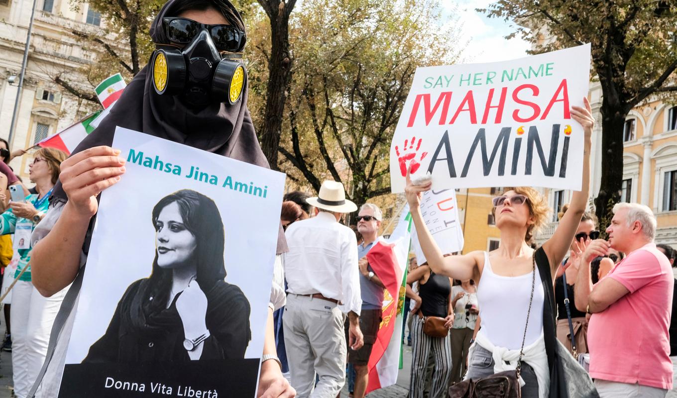 Nyligen demonstrerade människor på många platser i Europa för att hedra den 22-åriga iranskan Mahsa Amini som dog förra året efter att ha gripits av den iranska moralpolisen. Nu uppger en organisation för kurders rättigheter att en 16-årig iranska hamnat i koma efter att ha konfronterats av polisen i Teheran. Arkivbild. Foto: Mauro Scrobogna/AP/TT