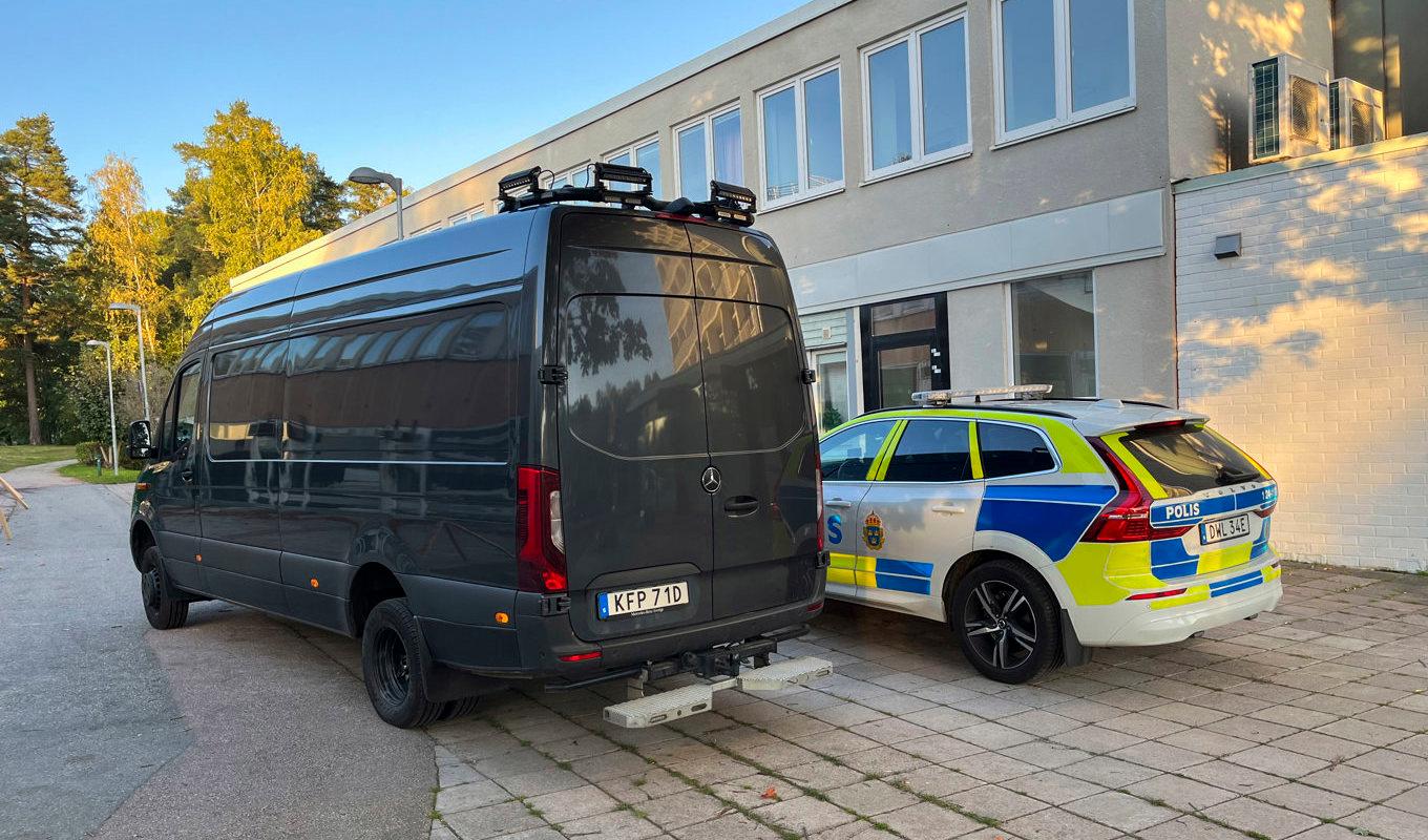 Polisen har larmats om ett misstänkt föremål på ett ungdomsboende i Västerås och nationella bombskyddet är på plats. Foto: Peter Arwidi/TT