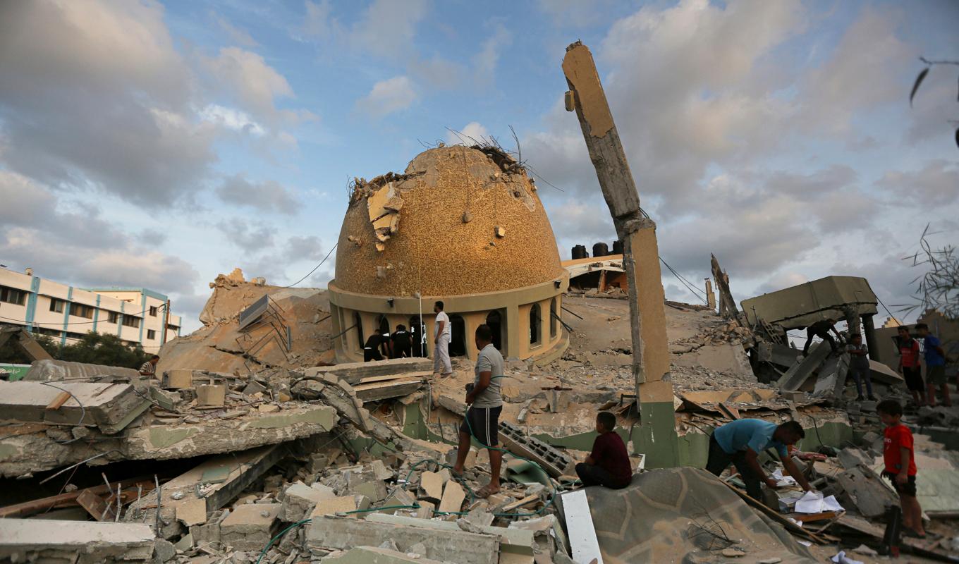 En moské har förstörts i en israelisk flygräd mot Gazaremsan. Foto: Yusuf Masoud/AP/TT