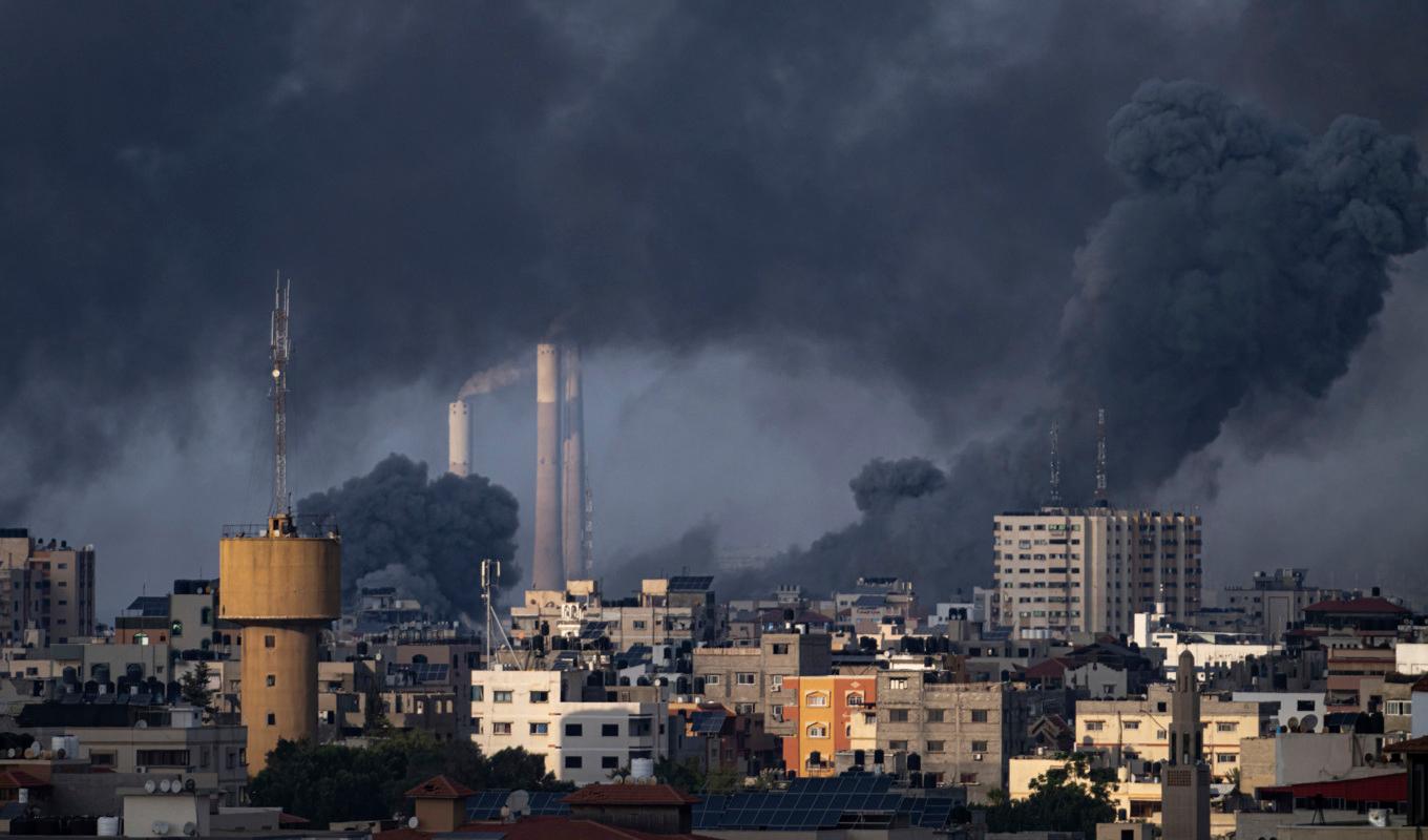 Rök stiger efter en israelisk luftattack i Gaza stad. Foto: Fatima Shbair/AP/TT