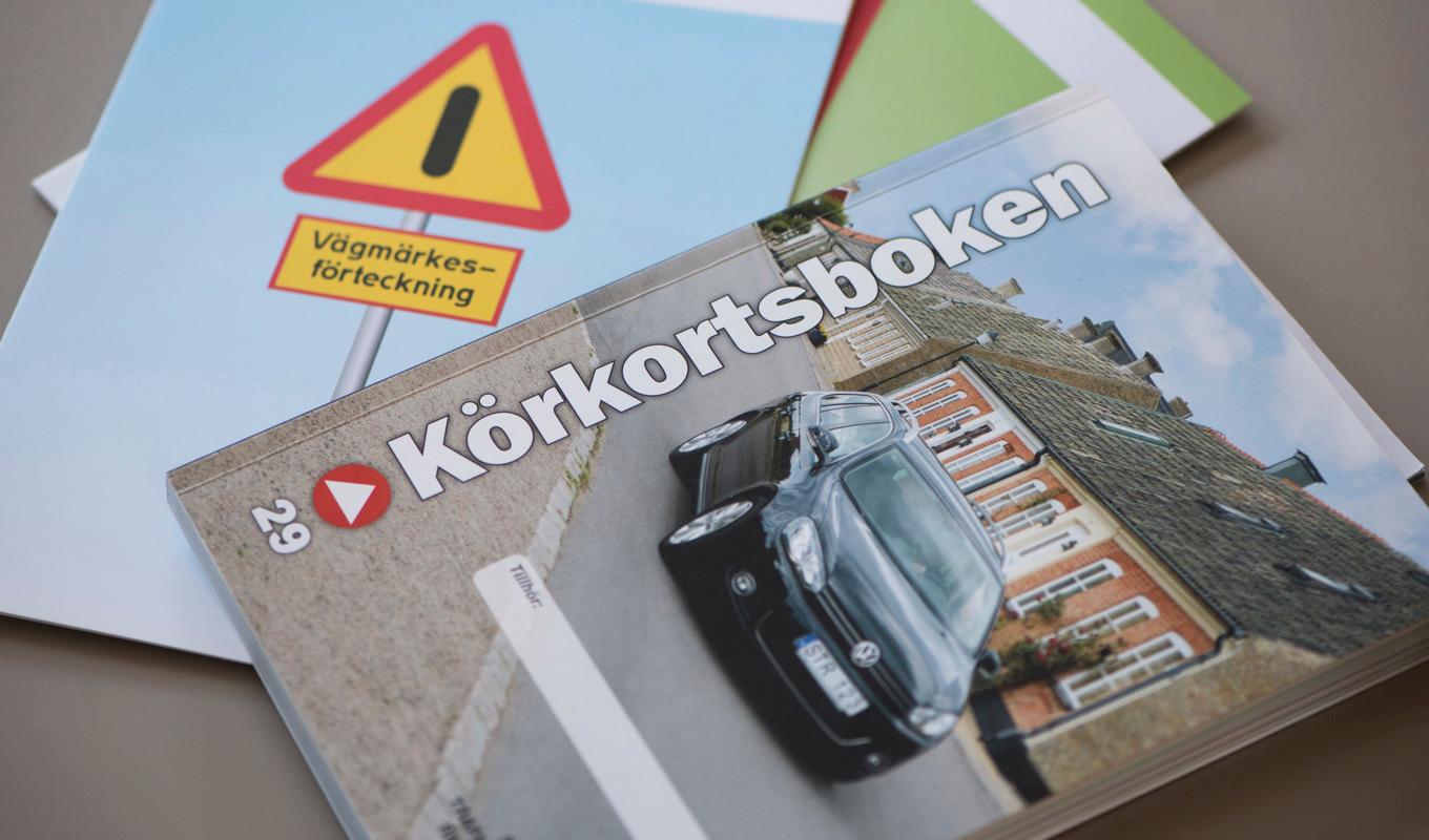 Körkortsboken och vägmärkesbeteckning används som litteratur. Arkivbild. Foto: Fredrik Sandberg/TT