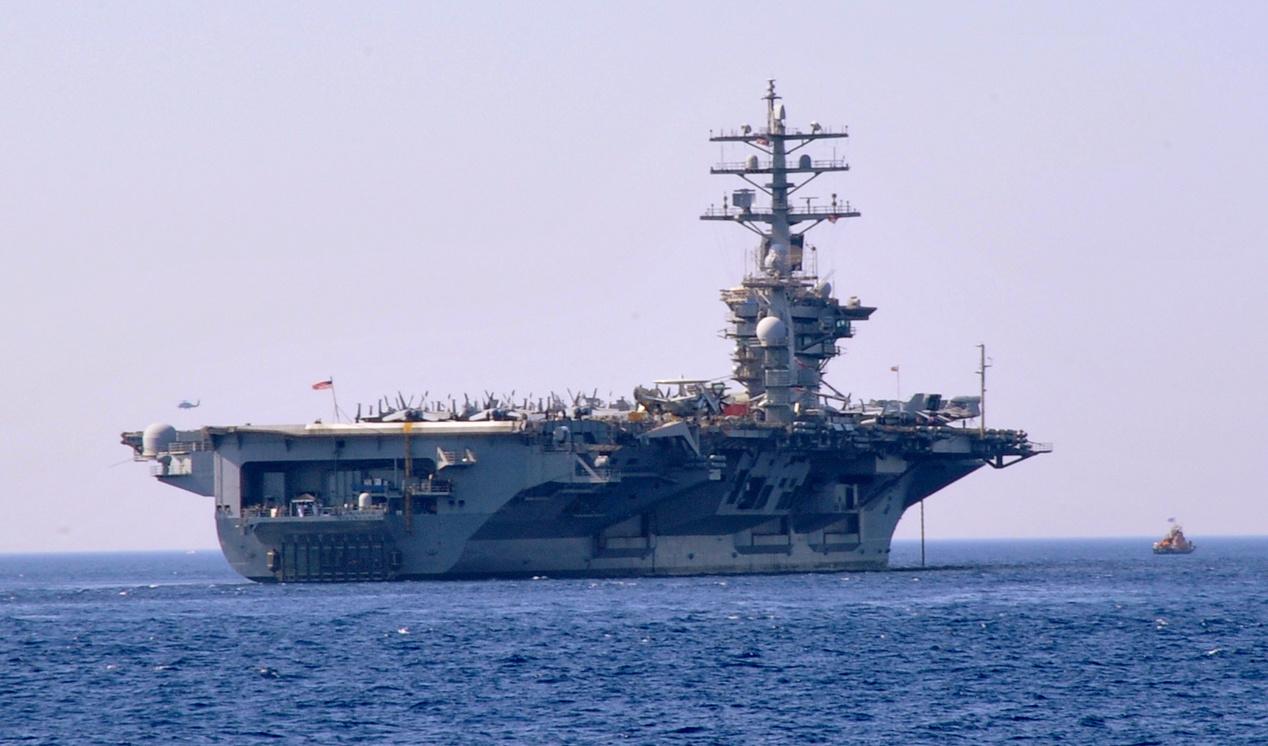 Det stora amerikanska hangarfartyget USS Eisenhower med medföljande kryssare, jagare och stridsplan skickas till östra Medelhavet. Arkivbild. Foto: Nicolas Nanev/AP/TT
