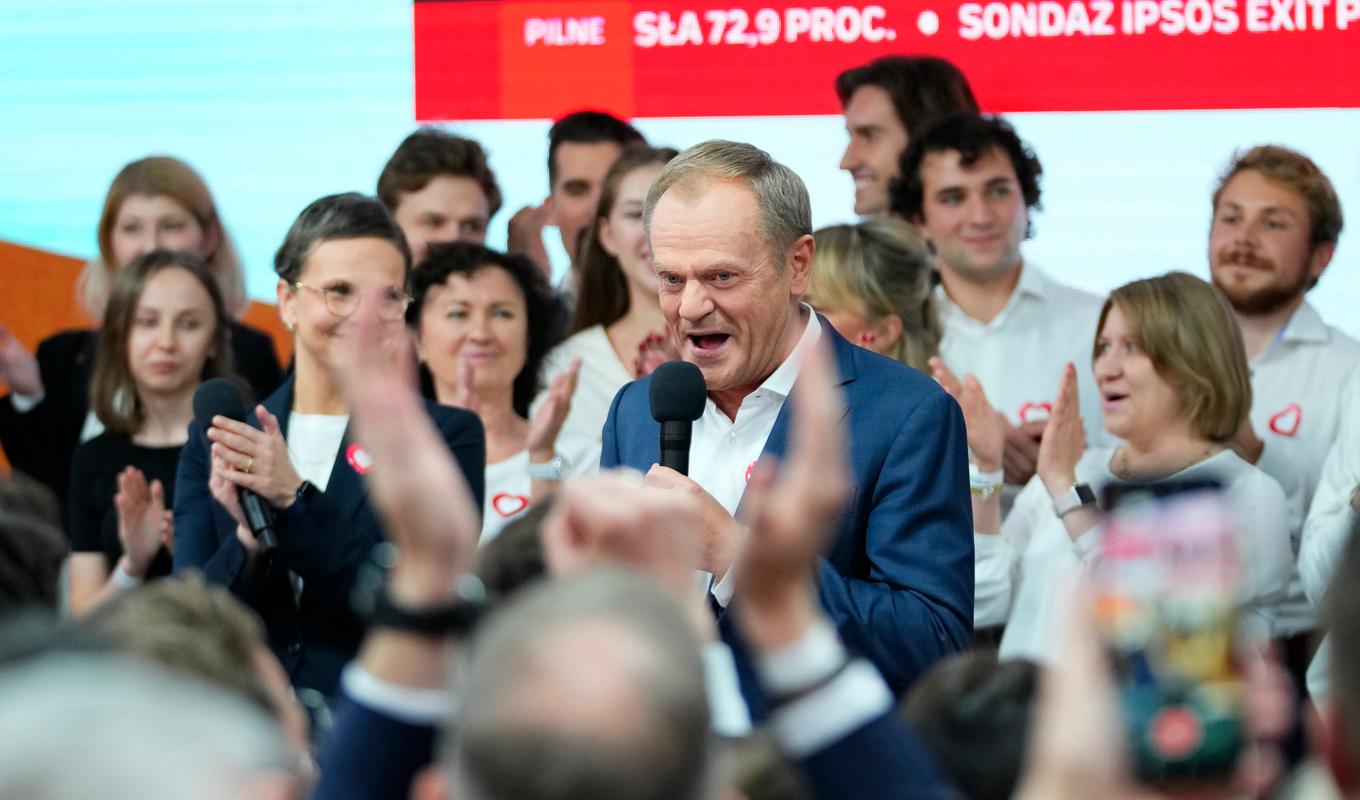 Tidigare polske premiärministern Donald Tusk talar till anhängare på söndagen. Foto: Petr David Josek/AP/TT