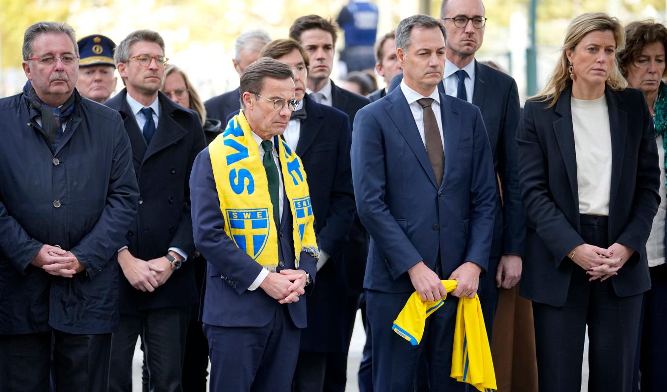 Sveriges statsminister Ulf Kristersson och Belgiens premiärminister Alexander De Croo under en ceremoni vid brottsplatsen i Bryssel där två svenskar mördades. Foto: Martin Meissner/AP/TT