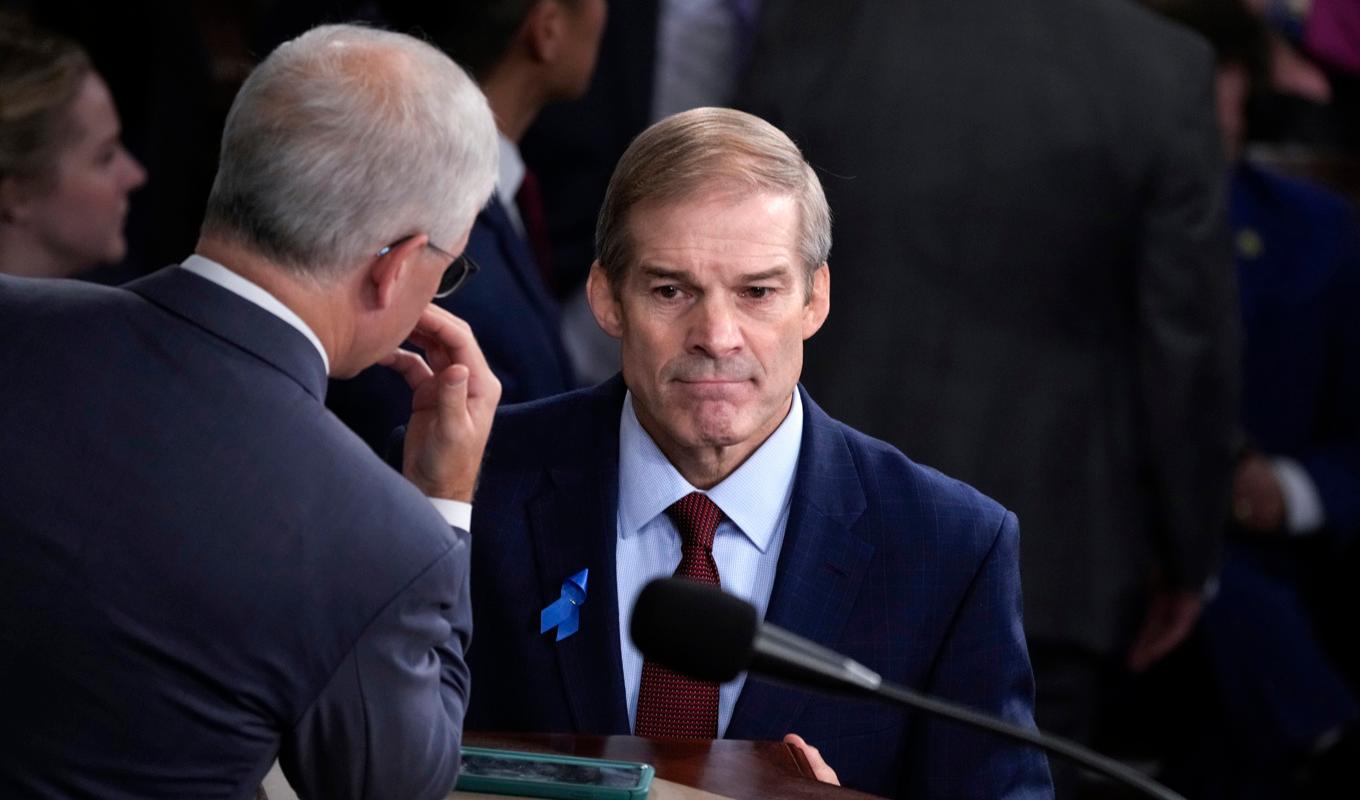 Republikanen Jim Jordan (till höger), som här överlägger med den tillfällige talmannen Patrick McHenry, lyckades inte få en majoritet av det amerikanska representanthusets ledamöter bakom sig för att bli ny talman. Foto: J. Scott Applewhite/AP/TT