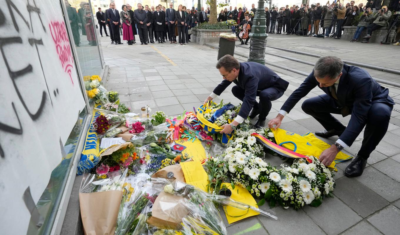 Sveriges statsminister Ulf Kristersson och Belgiens premiärminister Alexander de Croo lade ned blomsterkransar vid en minnesplats för de mördade svenskarna i Bryssel i onsdags. Foto: Martin Meissner/AP/TT