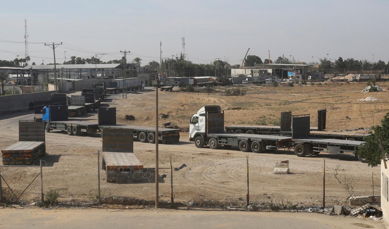 Palestinska lastbilar på Gazasidan av gränsen väntar på att ta emot förnödenheter på lördagsmorgonen. Foto: Hatem Ali/AP/TT