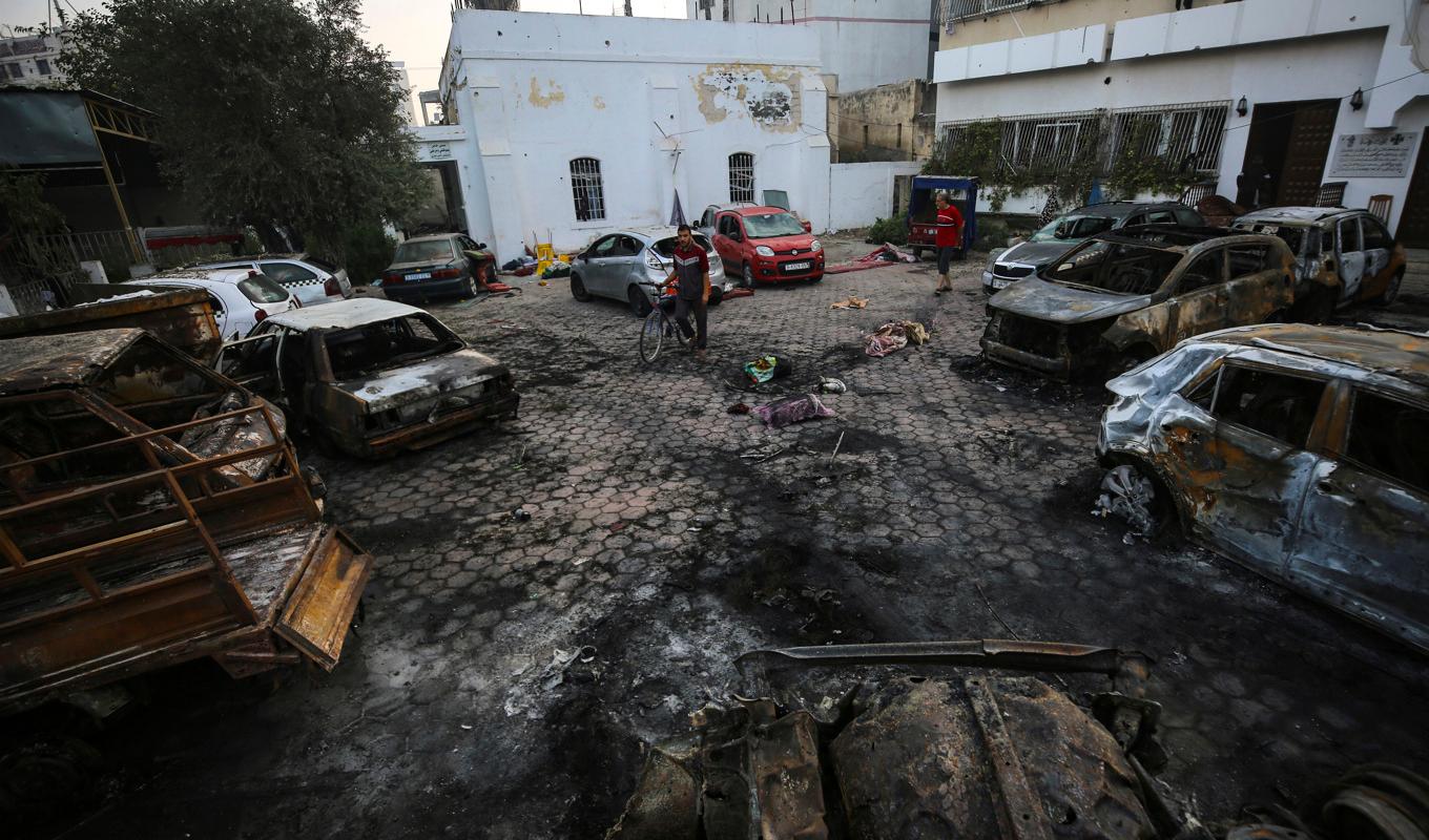 Två palestinier vid platsen där den dödliga explosionen vid al-Ahli-sjukhuset i onsdags. Foto: Abed Khaled/AP/TT