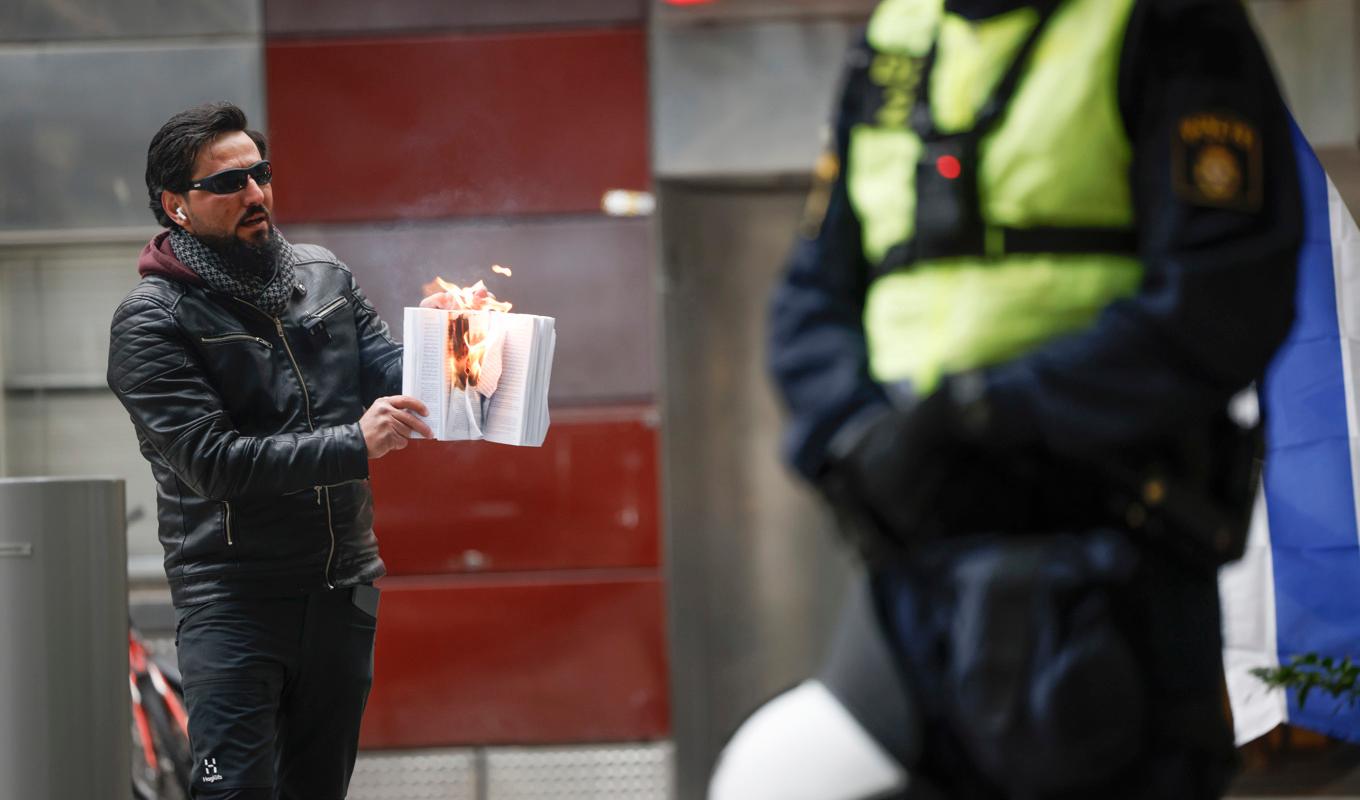 Så sent som i lördags eldade Salwan Momika en koran under en allmän sammankomst i centrala Stockholm. Foto: Fredrik Persson/TT