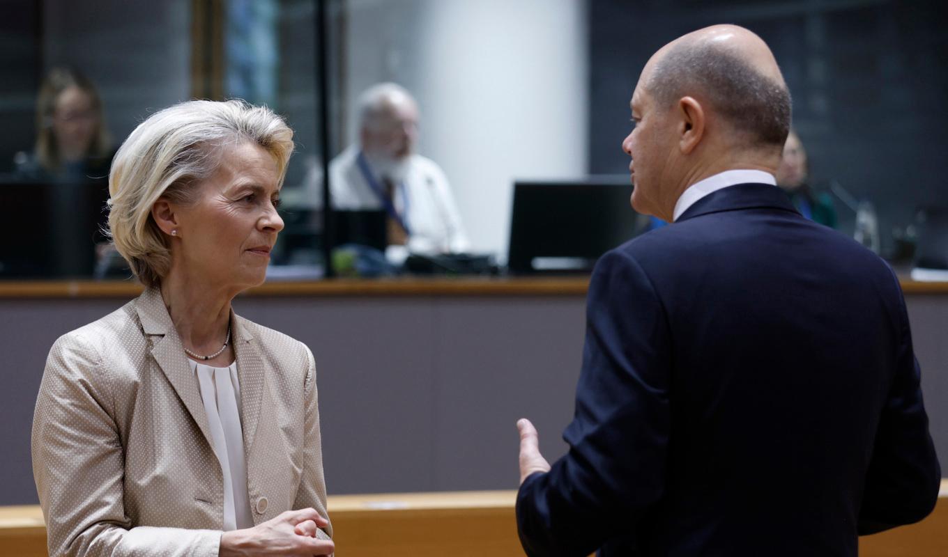 EU-kommissionens ordförande Ursula von der Leyen i samtal med Tysklands förbundskansler Olaf Scholz inne på EU-toppmötet i Bryssel. Foto: Omar Havana/AP/TT