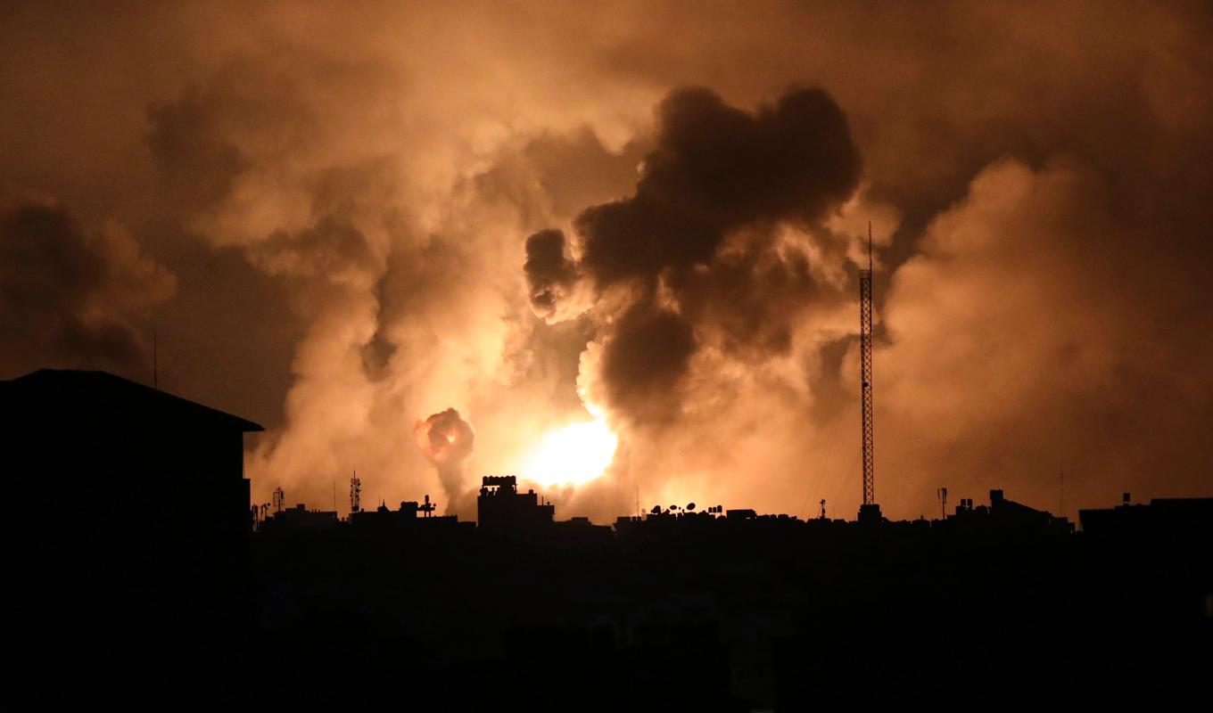 Rök stiger mot himlen efter israeliska attacker mot Gaza på fredagskvällen. Foto: Abed Khaled/AP/TT