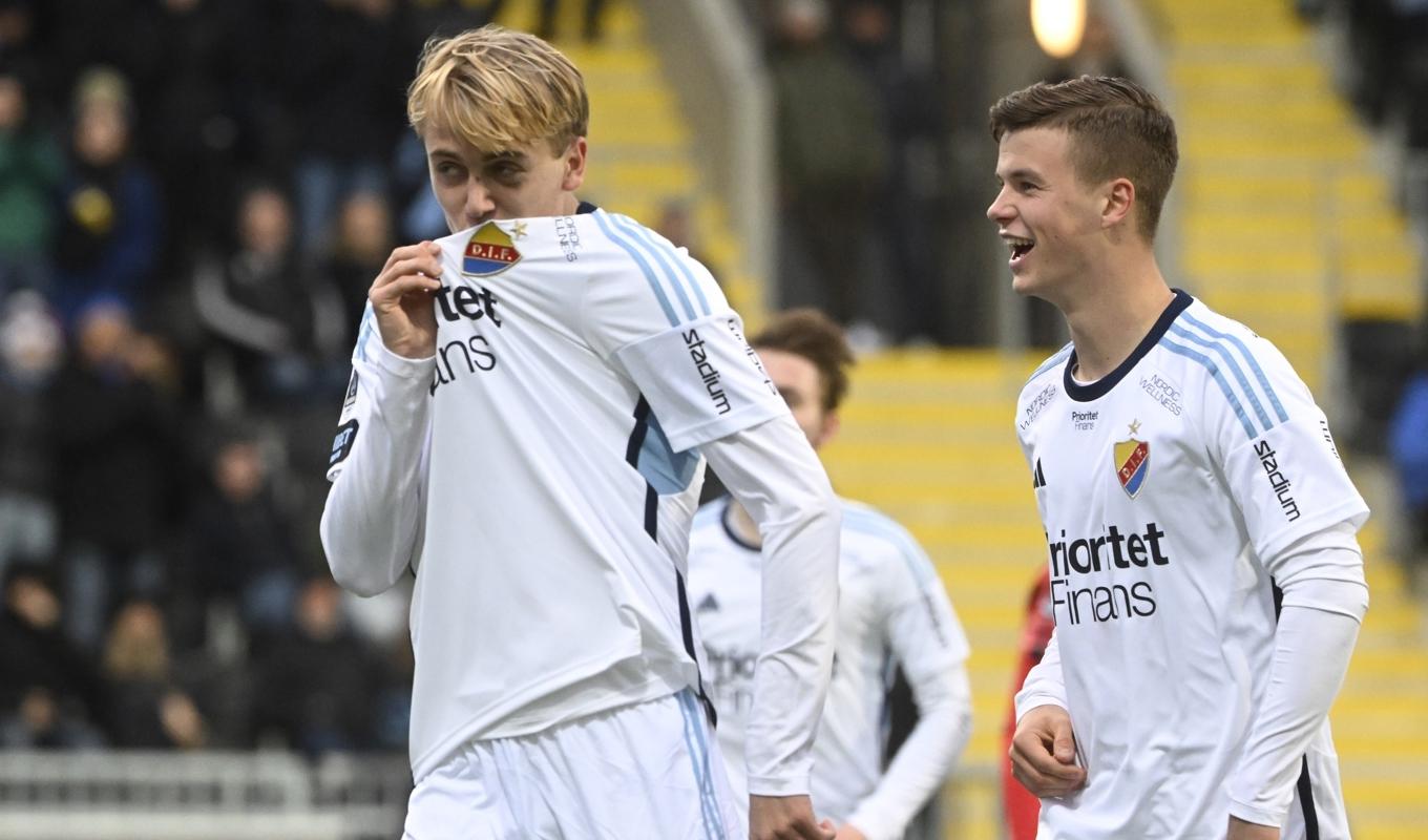 Djurgårdens Oskar Fallenius kysste klubbmärket efter målet mot Brommapojkarna. Foto: Fredrik Sandberg/TT