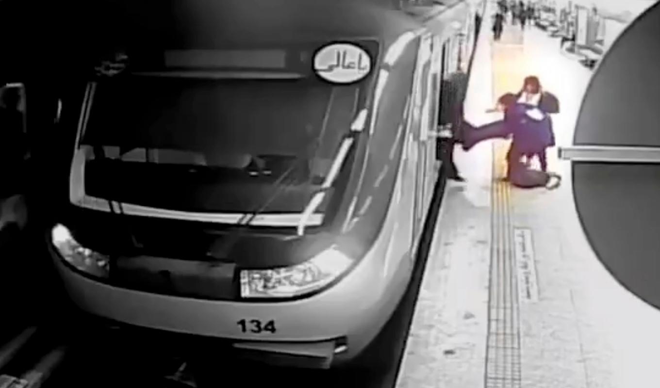 En bild tagen från en övervakningsvideo visar händelsen då den 16-åriga flickan togs ut från tunnelbanetåget i Teheran den 1 oktober. Arkivbild. Foto: Iransk statlig tv/AP/TT
