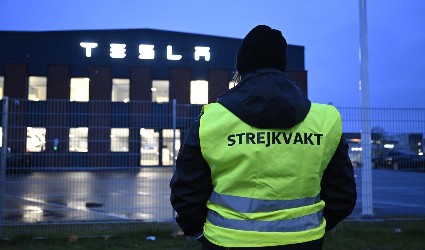 Strejkvakter utanför Teslas Servicecenter i Segeltorp. Verkstadsarbetare vid elbilsföretaget Tesla har gått ut i strejk med krav om att företaget ska teckna kollektivavtal. Foto: Jessica Gow/TT
