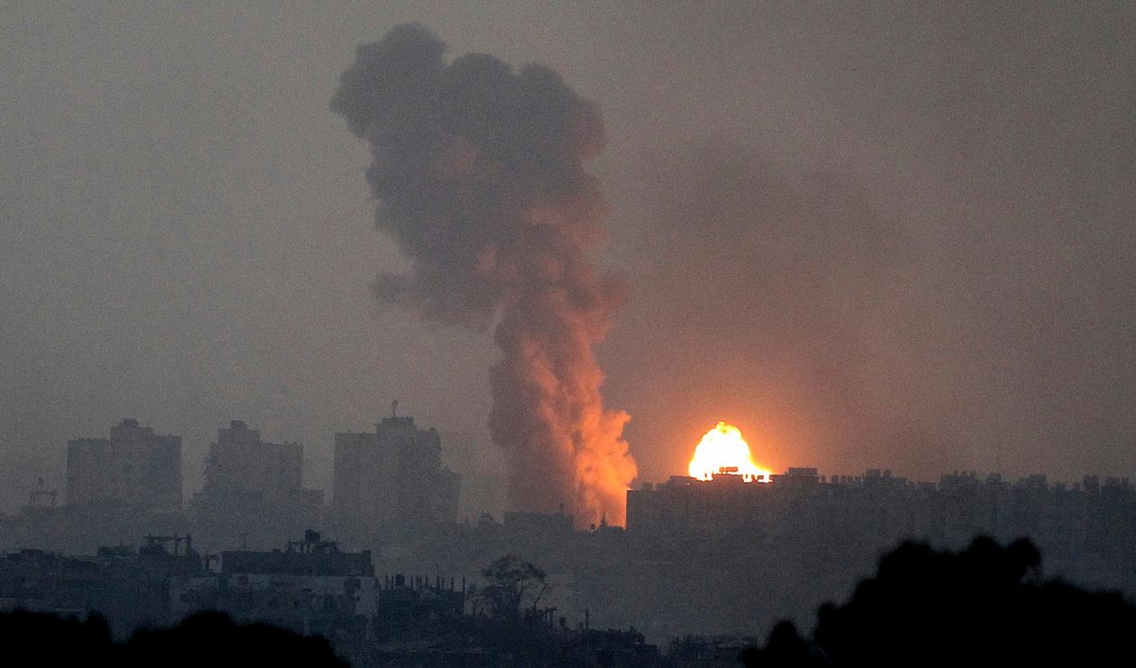 Explosion efter ett israeliskt anfall mot Gaza på lördagen. Foto: Ilan Assayag/TT/AP