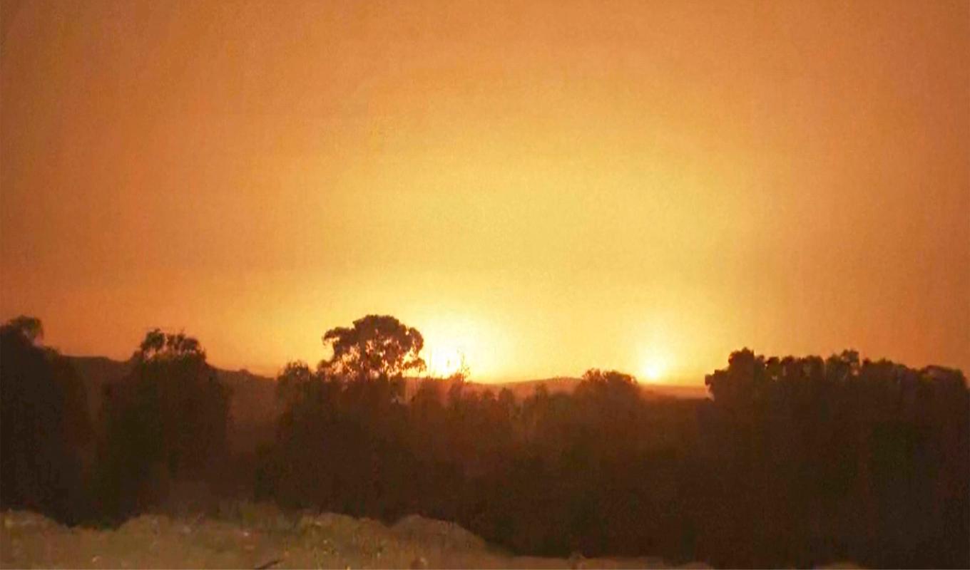 På bilden, som togs på lördagen, syns explosioner över Gaza. Foto: AP/TT
