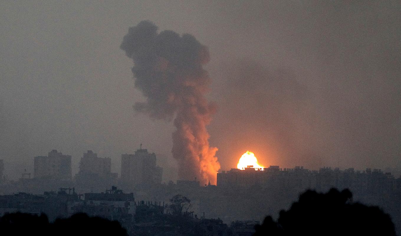 Rök och eld syns stiga mot himlen efter att Israel genomfört flygräder mot Gazaremsan på lördagen. Foto: Ilan Assayag/AP/TT