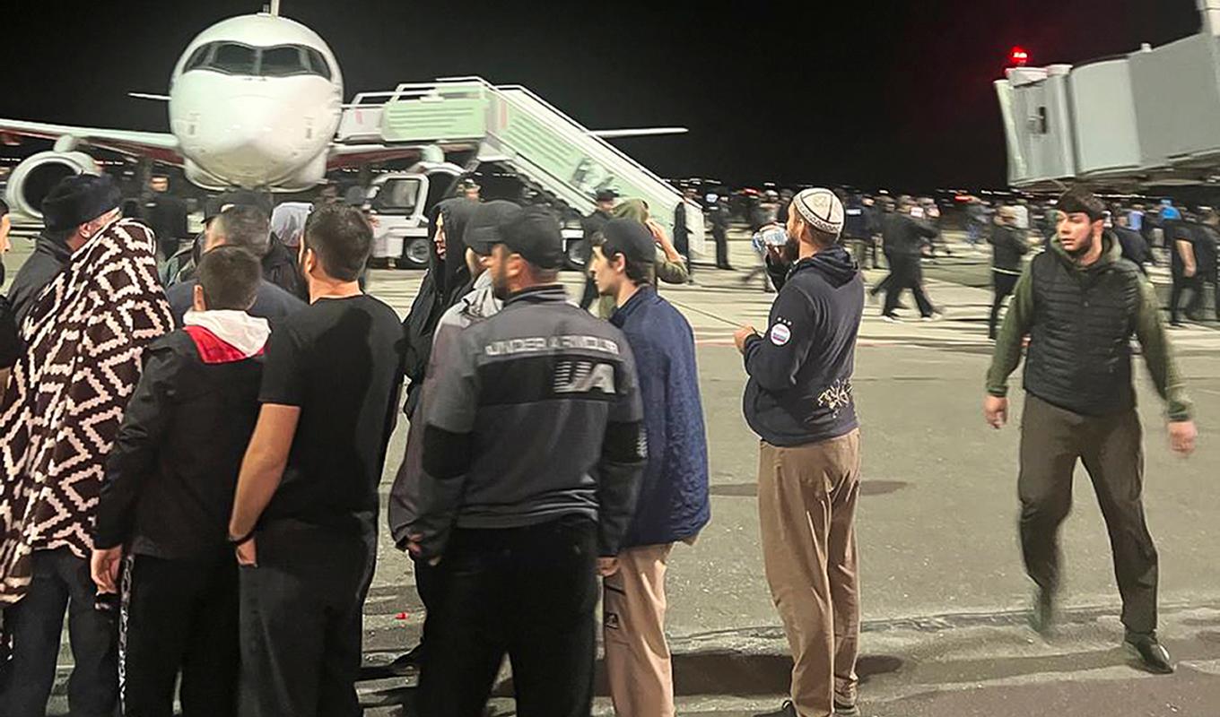 Bild från den dramatiska situationen på flygplatsen. Foto: AP/TT