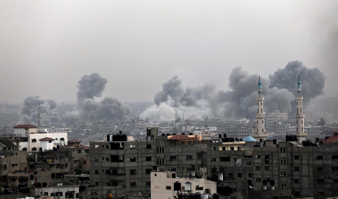 Israel uppger att man under natten genomfört ett stort antal attacker mot Gaza. Foto: Abid Khalid/AP/TT