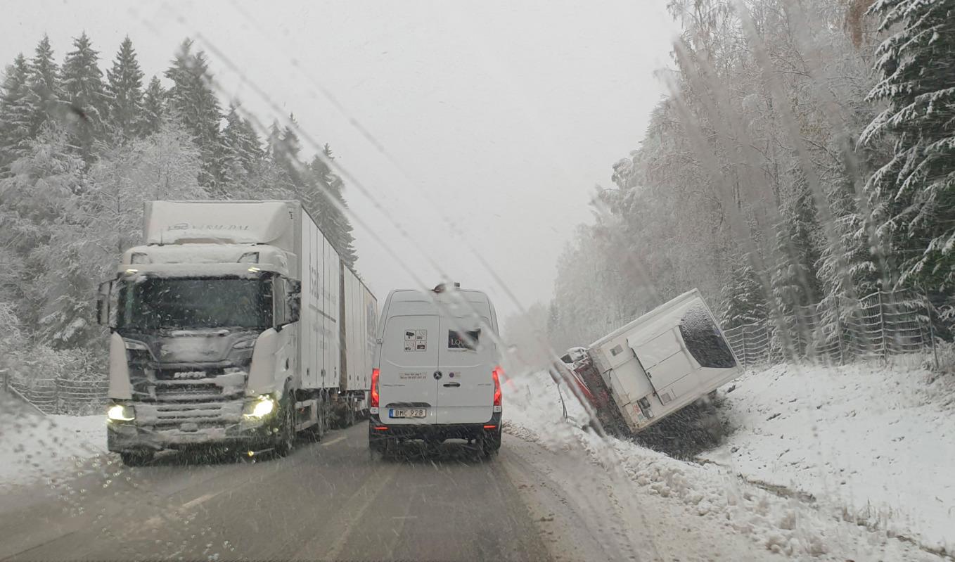 Snöovädret har ställt till det på vägarna, som i trakterna av Grums i Värmland där en långtradare gick av vägen på måndagen. Foto: Amery von Schoultz/TT