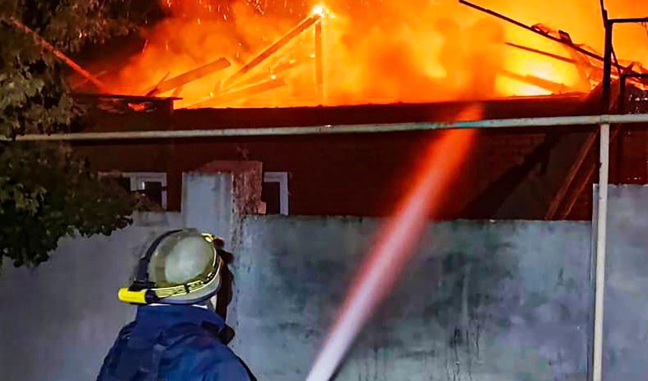 Ukrainska brandsoldater genomför släckningsarbete i Cherson efter rysk artilleribeskjutning. Bilden är från i måndags. Foto: Ukrainska räddningstjänsten/AP/TT