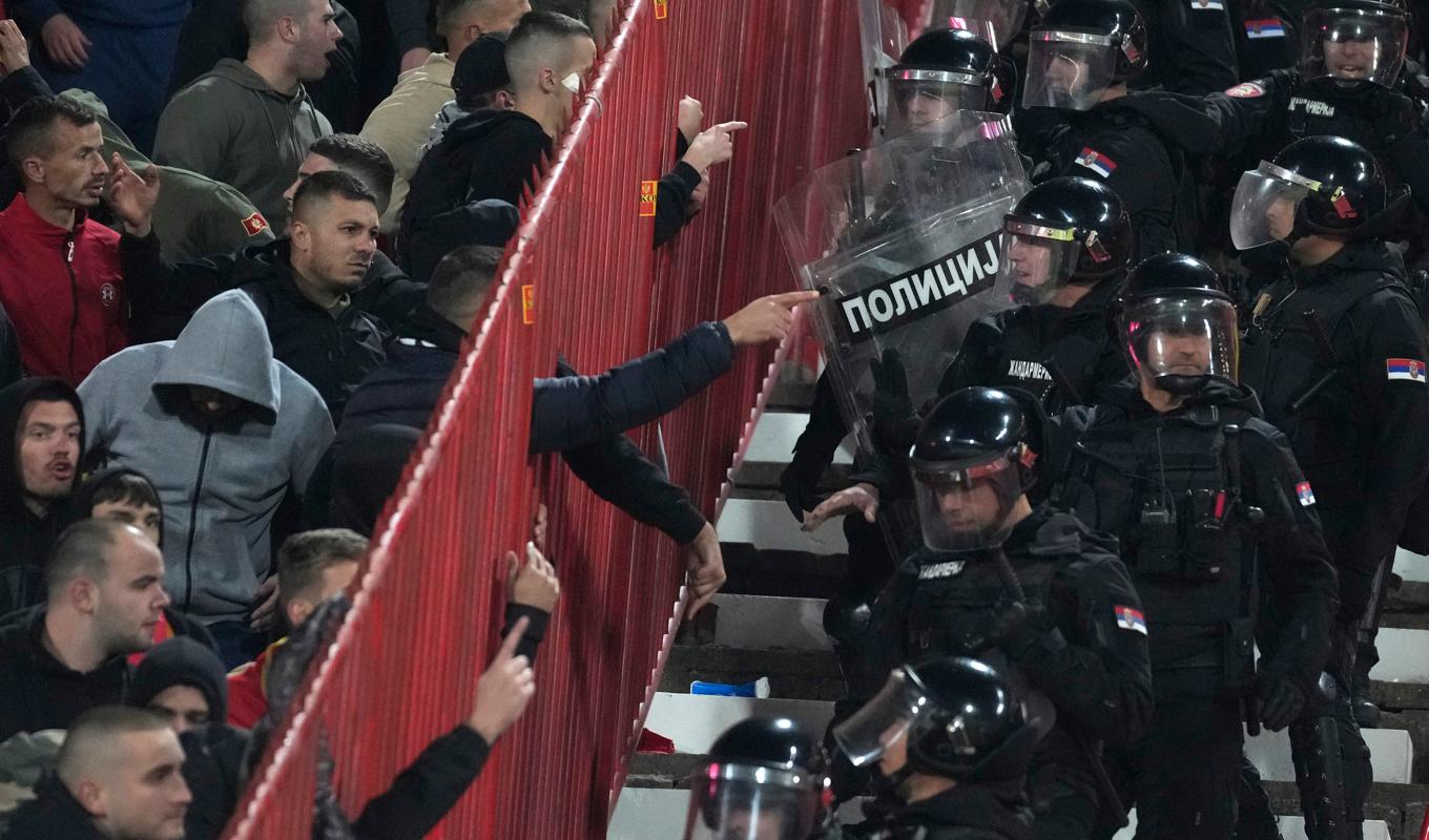 Kravallpoliser på plats vid EM-kvalmatchen mellan Serbien och Montenegro som spelades i Belgrad den 17 oktober. Foto: Darko Vojinovic