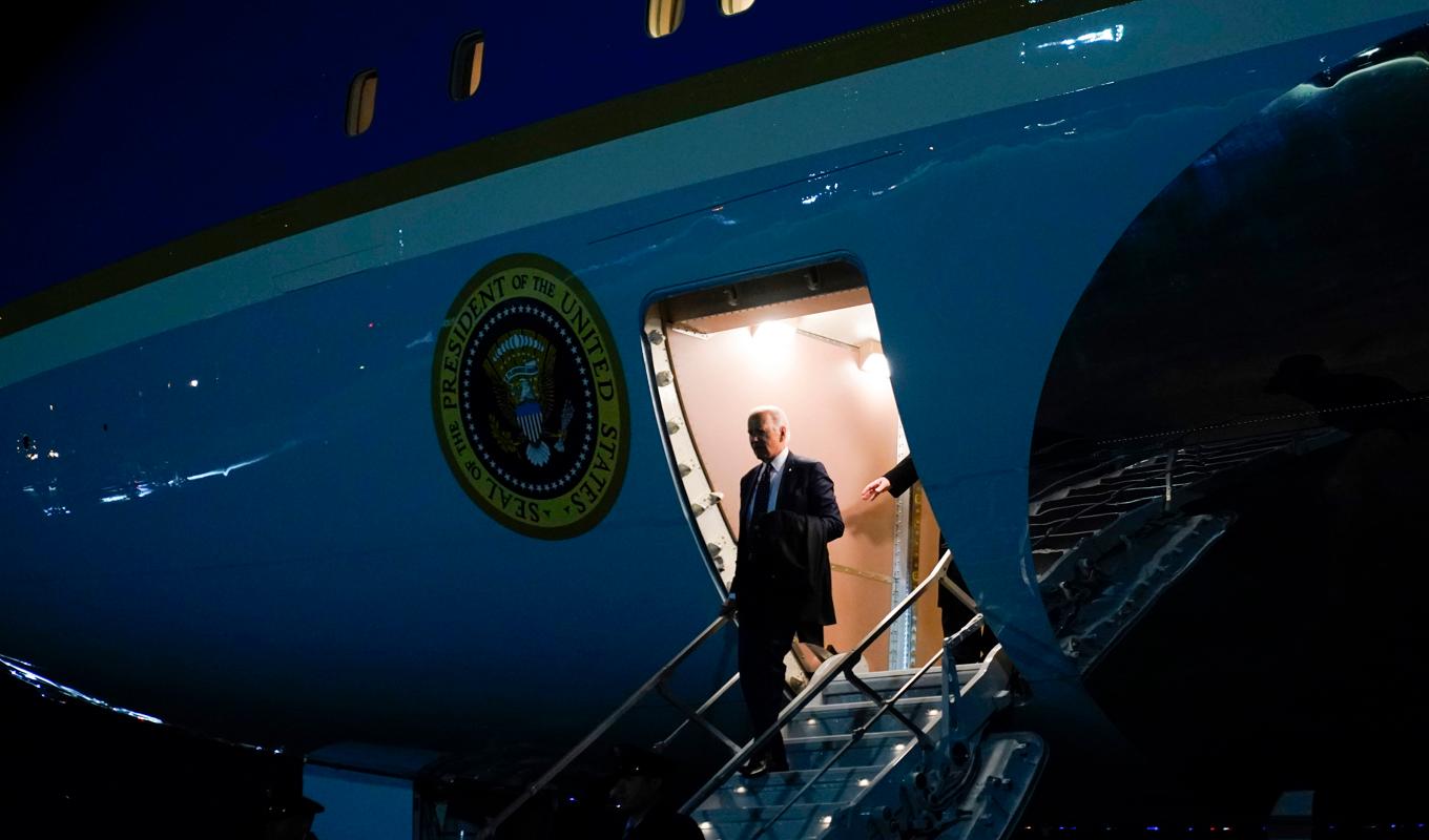 President Joe Biden återvänder till Washington efter ett valmöte i Minneapolis där han sade att han tror att det behövs en humanitär paus i kriget mellan Israel och terrorstämplade Hamas, för att få ut gisslan och humanitär hjälp in i Gaza. Foto: Andrew Harnik/AP/TT