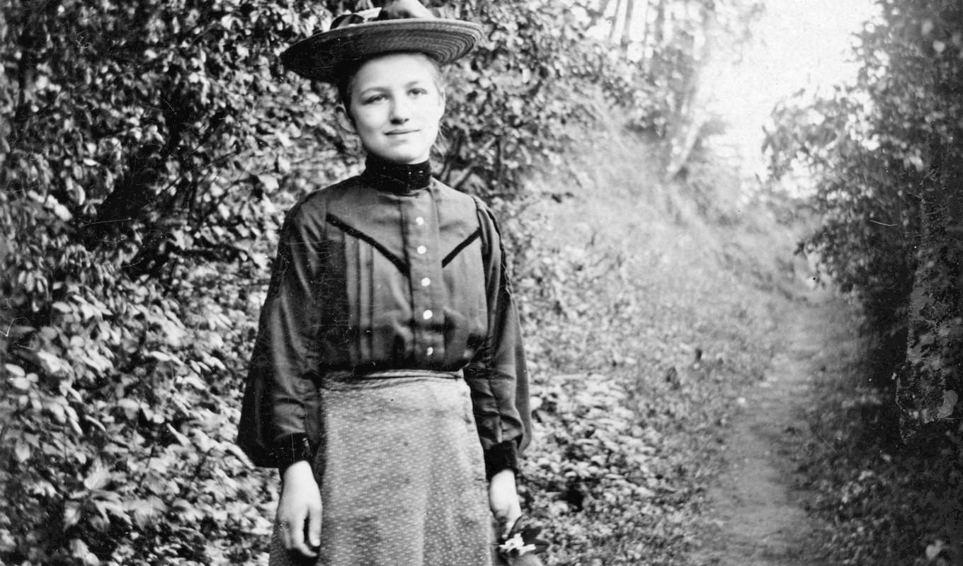 En ung Edith Södergran. Mot slutet förstörde hon alla brev som hon fått. Hon ville inte att de kom i händerna på ”likmaskar som skriver biografier”. Foto: Okänd