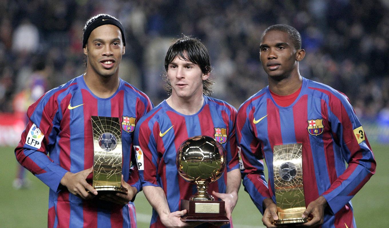 2005. Unge Leo Messi omges av brasilianaren Ronaldinho och Samuel Eto’o från Kamerun, som då var Barcelonas etablerade stjärnor. Foto: Manu Fernandez/AP