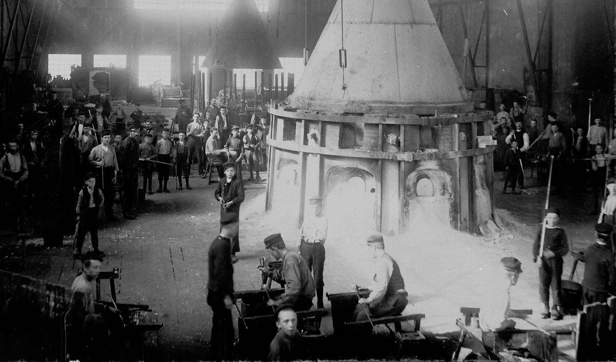 På bruket i Orrefors började man tillverka glas 1895. Hyttan blev senare känd för att ha utvecklat graaltekniken.