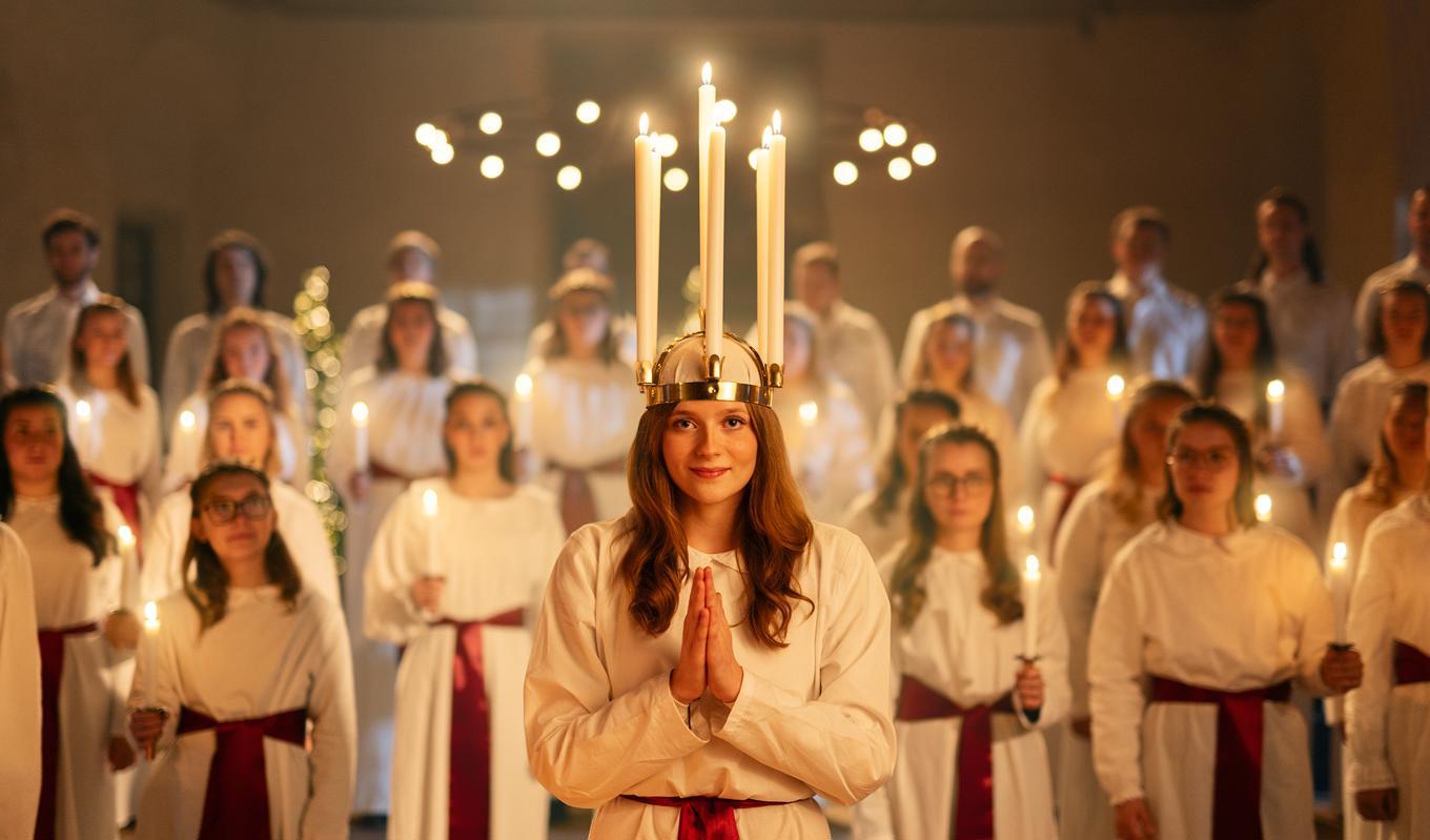 Platsen för årets Luciamorgon i SVT är Kalmar Slott. Luciatåget består av körerna Vox Beata från Kalmar domkyrka och Voices från Kalmar kulturskola. Foto: Adam Humlesol