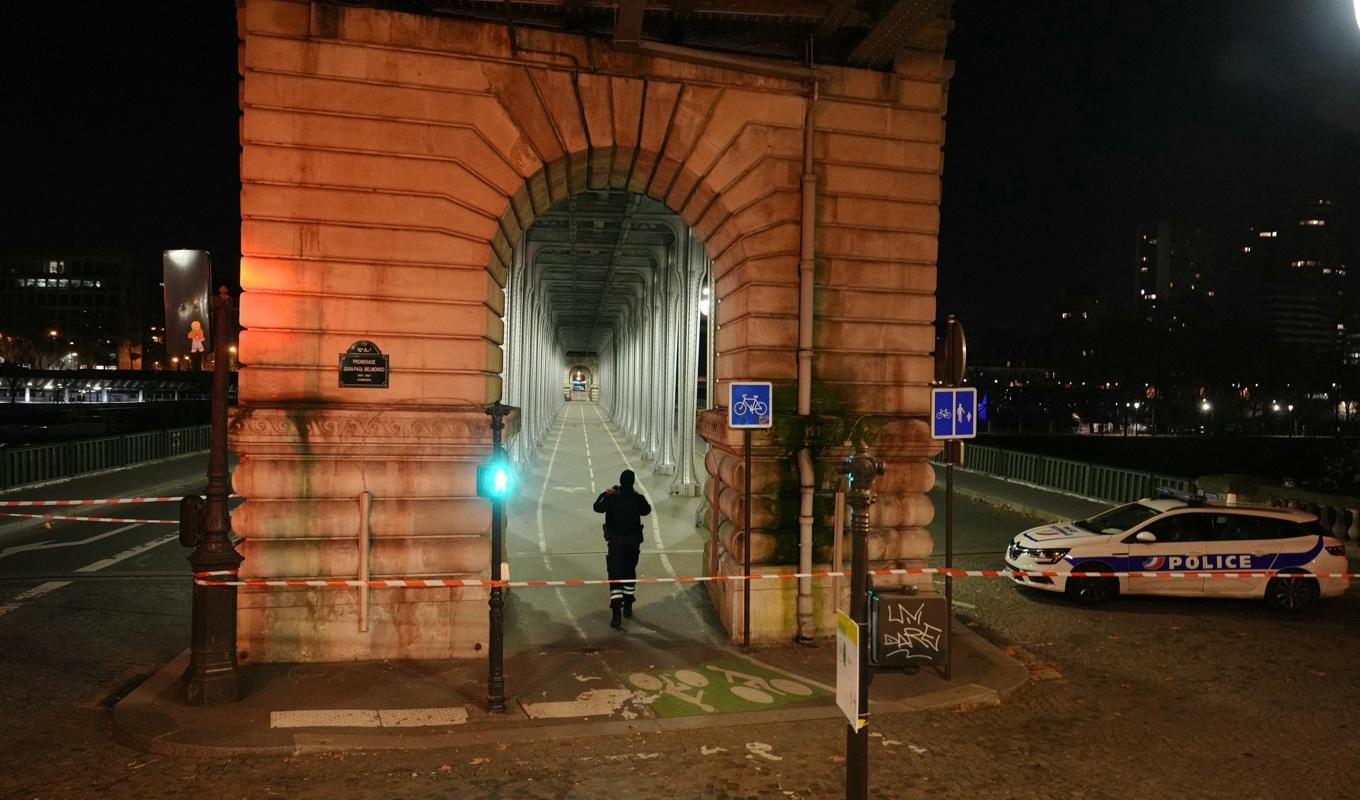 En polisman patrullerar ett område efter att en person dödats och två skadats i en knivattack i Paris den 2 december. Foto: Dimitar Dilkoff/AFP via Getty Images