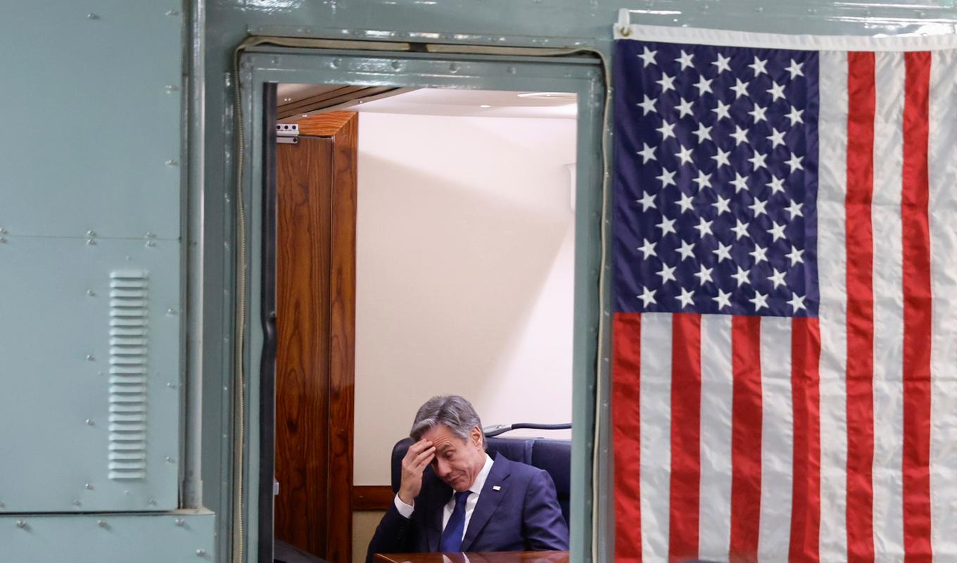 USA:s utrikesminister Antony Blinken fick inget gehör för en humanitär paus i kriget mellan Israel och Hamas vid sitt besök i Israel. Efter Israel tog han flyget till Amman i Jordanien för möten med arabländer om kriget. Foto: Jonathan Ernst/AP/TT