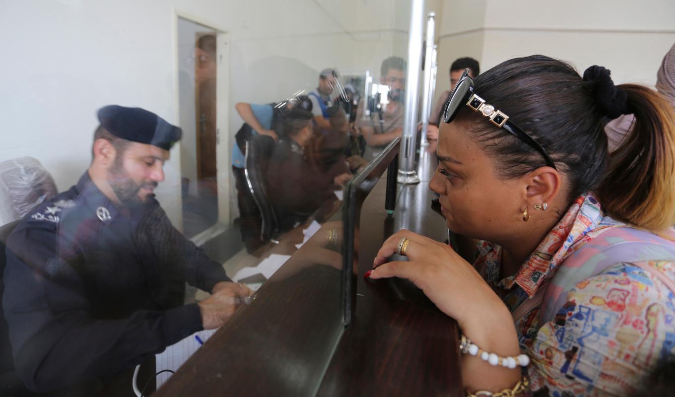 Sedan i onsdags har det varit lång kö för att ta sig igenom gränsövergången i Rafah. Foto: Hatem Ali/AP/TT