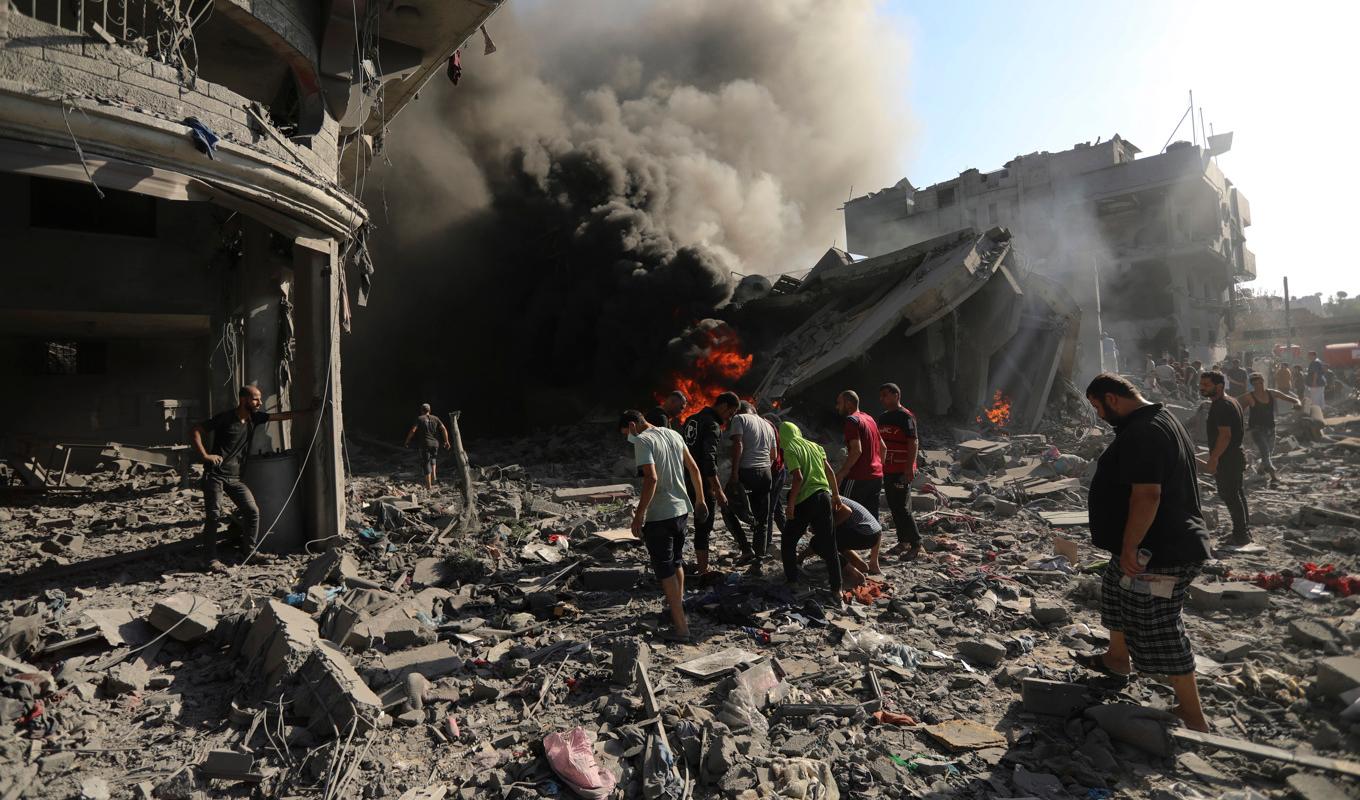Palestinier inspekterar skador i ett kvarter efter en attack på lördagen. Foto: Abed Khaled/AP/TT