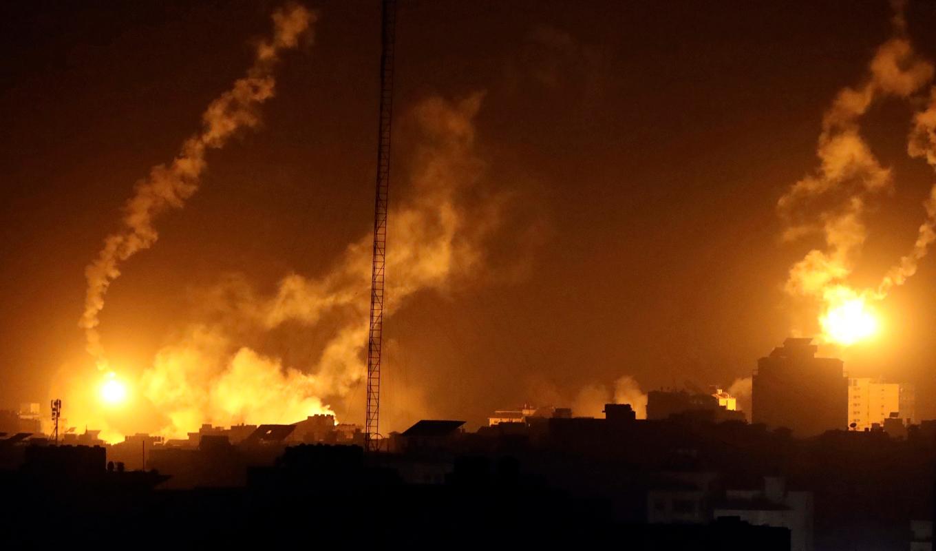 Israeliska ljusraketer lyser upp himlen över norra Gaza. Foto: Abed Khaled/AP/TT