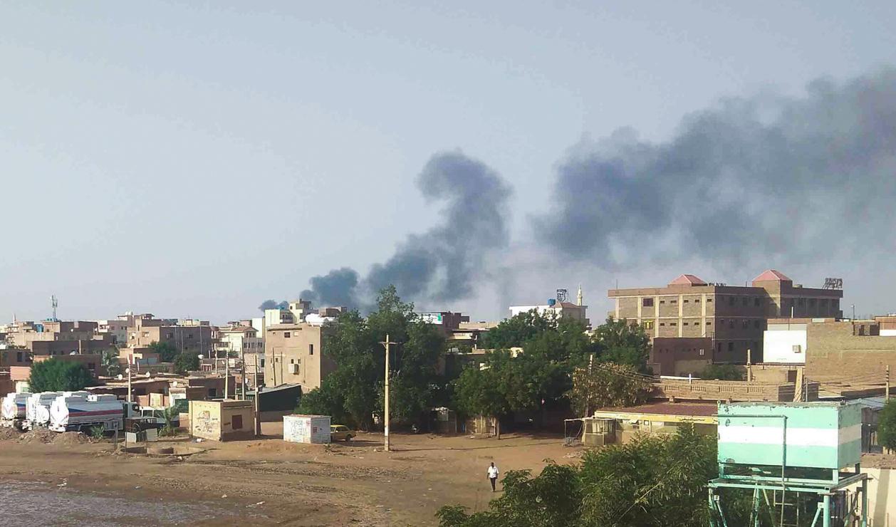 Rök över Sudans huvudstad Khartum där förstörelsen är stor. Arkivbild. Foto: AP/TT