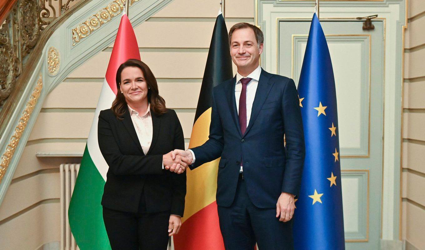 Ungerns president Katalin Novák tillsammans med Belgiens premiärminister Alexander De Croo i Bryssel. Foto: Noemi Bruzak/MTI/AP/TT