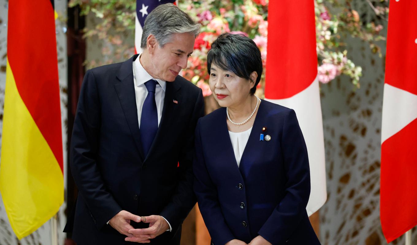 USA:s utrikesminister Antony Blinken med sin japanska kollega Yoko Kamikawa, i samband med G7-ländernas utrikesministermöte i Tokyo på onsdagen. Foto: Jonathan Ernst/AP/TT
