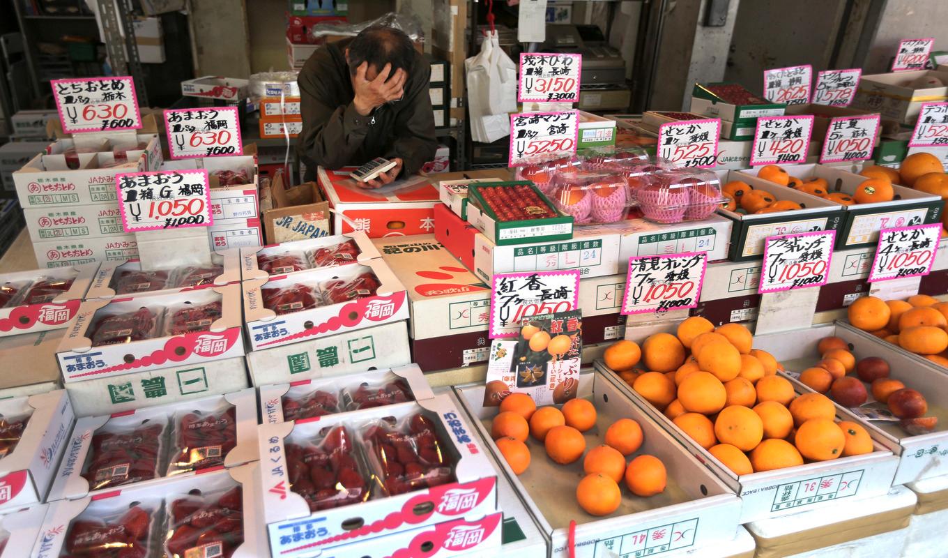 Prisfallen i Kina sker i samband med att konsumenternas och företagens efterfrågan försvagats. Arkivbild. Foto: Eugene Hoshiko/AP/TT