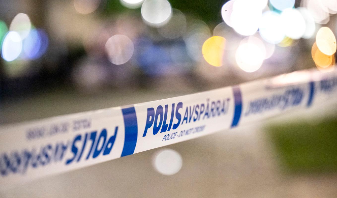 Under torsdagskvällen avlossades flera skott mot en butikslokal i Borlänge. Ingen person skadades. Foto: Johan Nilsson/TT