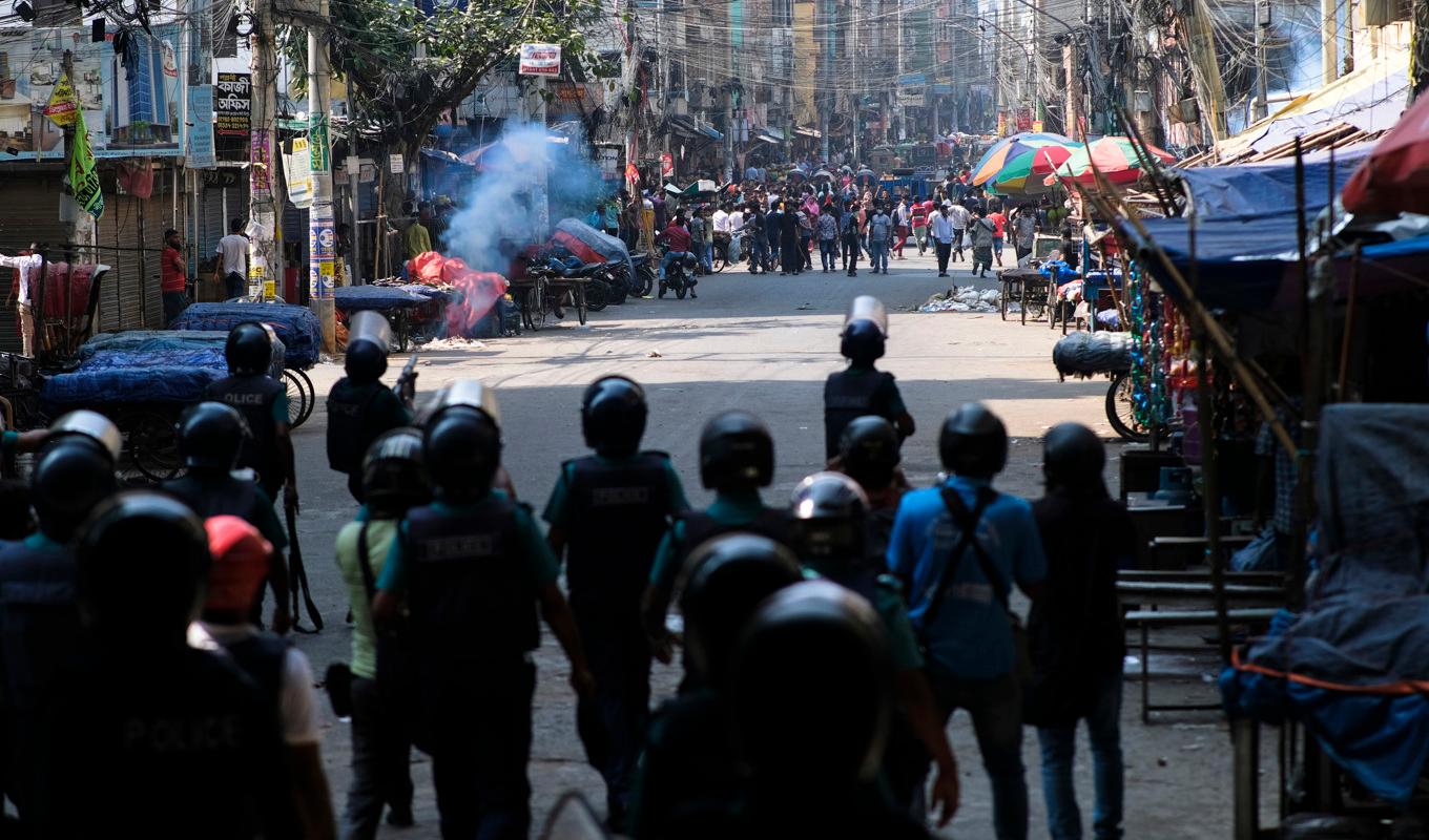 Polisen skjuter tårgas mot strejkande arbetare i Bangladesh tidigare i november. Foto: Mahmud Hossain Opu/AP/TT