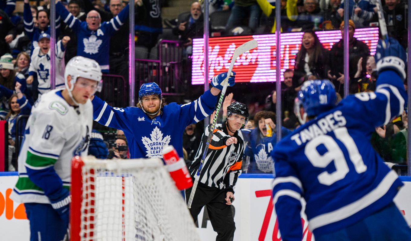 William Nylander firar efter att ha satt 2–2 i mötet med Vancouver. Foto: Christopher Katsarov/AP/TT