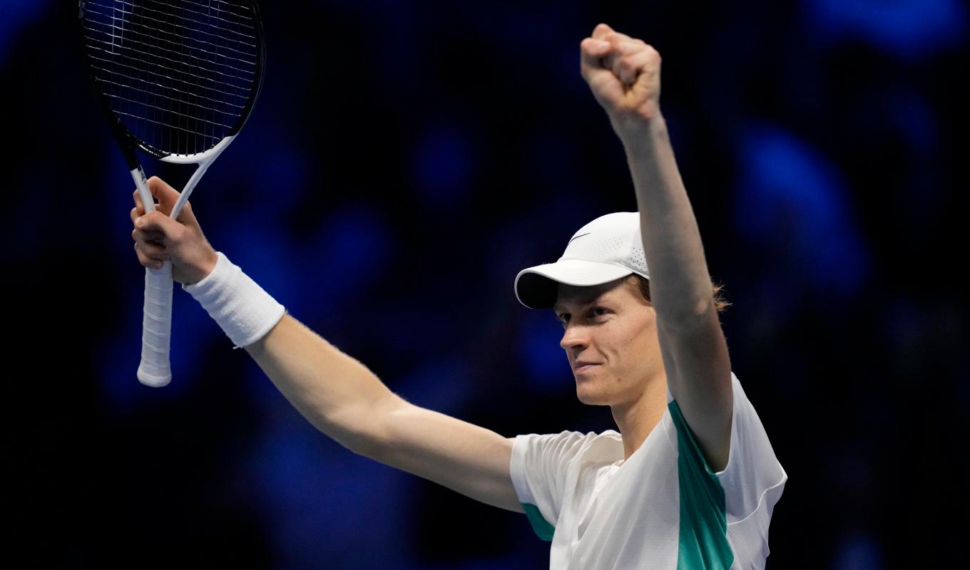 Jannik Sinner firar efter segern mot Novak Djokovic. Foto: Antonio Calanni/AP/TT