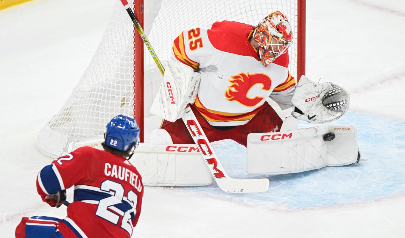 Jacob Markstrom räddar ett skott från Montreals Cole Caufield under anttens match. Foto: Graham Hughes/AP/TT