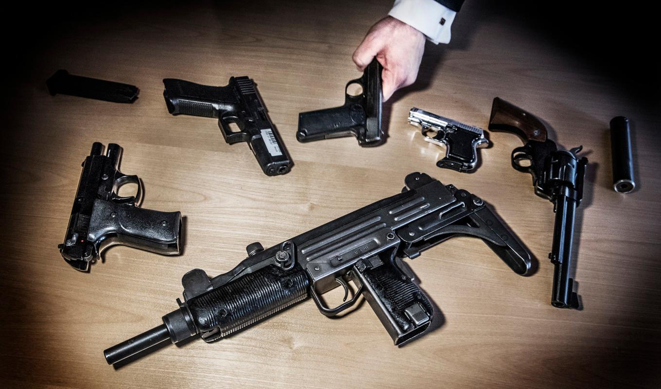 Fram till och med oktober i år beslagtogs 340 illegala vapen i Stockholmsområdet. Vapnen på bilden är beslagtagna av Tullverket ett tidigare år. Arkivbild. Foto: Tomas Oneborg/SvD/TT