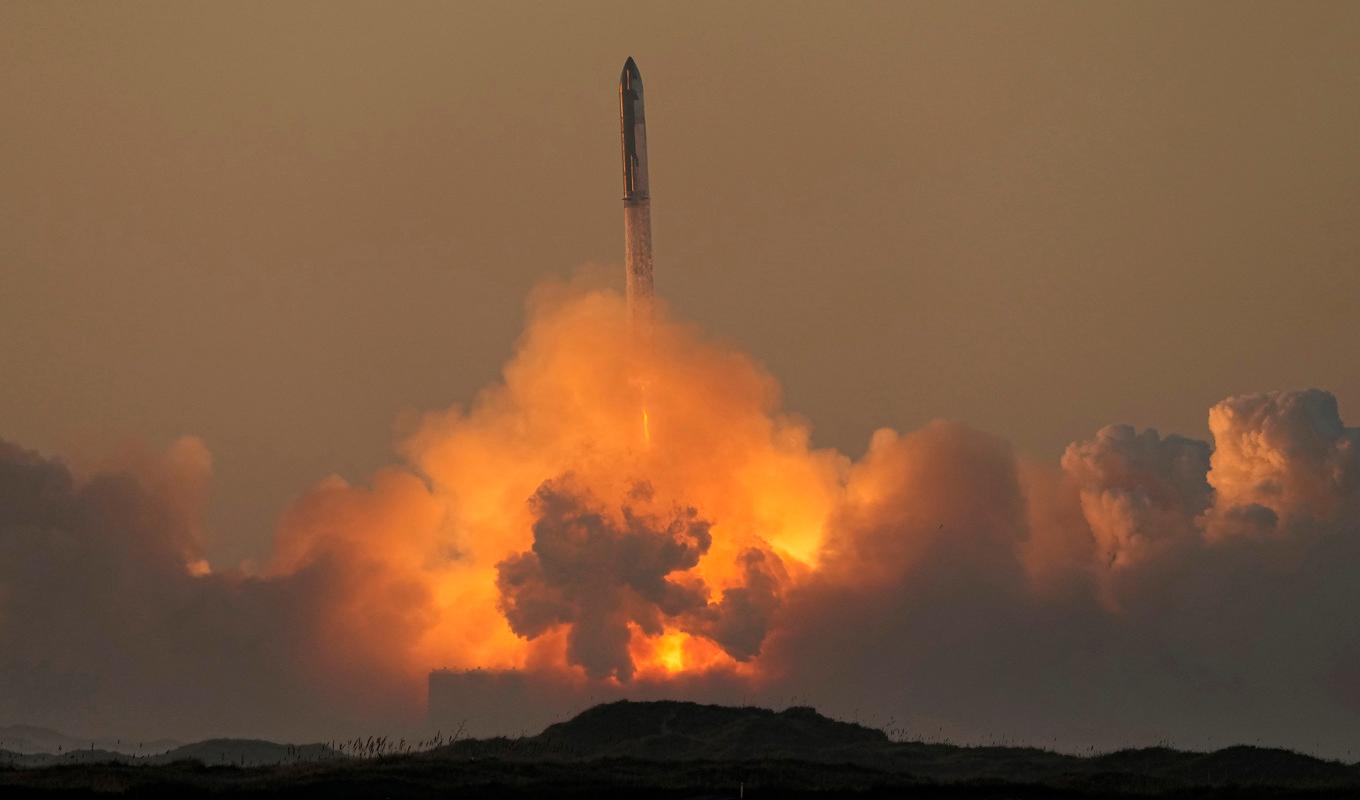 Space X raket vid uppskjutning. Foto: Eric Gay/AP/TT