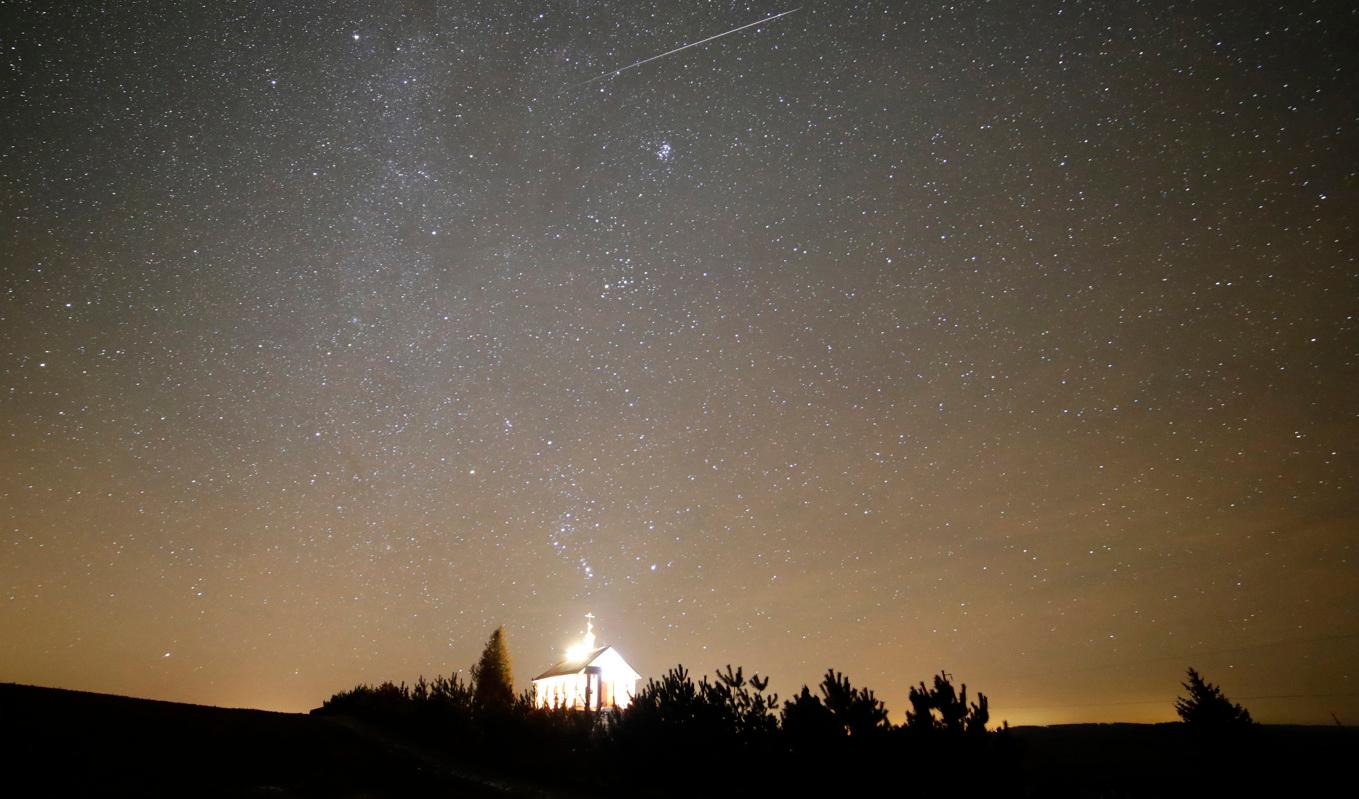 En meteor som ingick i Geminiderna syns som ett streck i övre delen av bilden. Arkivbild. Foto: Sergei Grits/AP/TT
