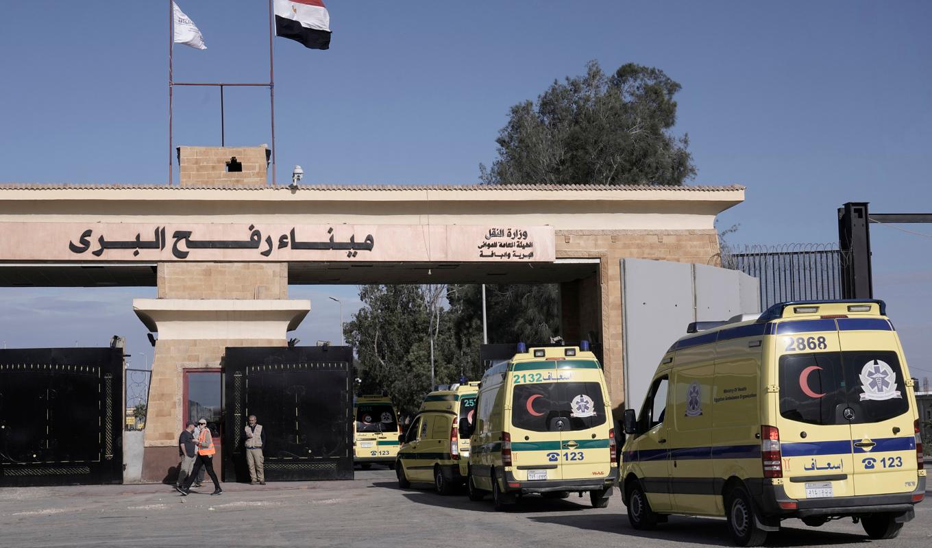 Egyptiska ambulanser korsar gränsövergången vid Rafah. Foto: Amr Nabil/AP/TT